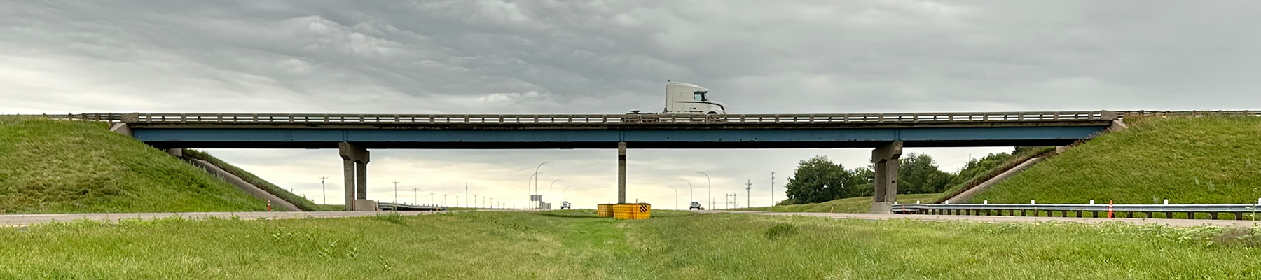 Four-span overhead bridge crossing I-94